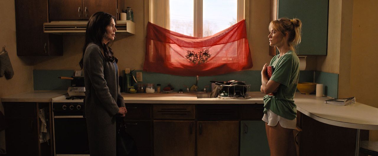 Reminders Of Him : Photo Maika Monroe, Lauren Graham