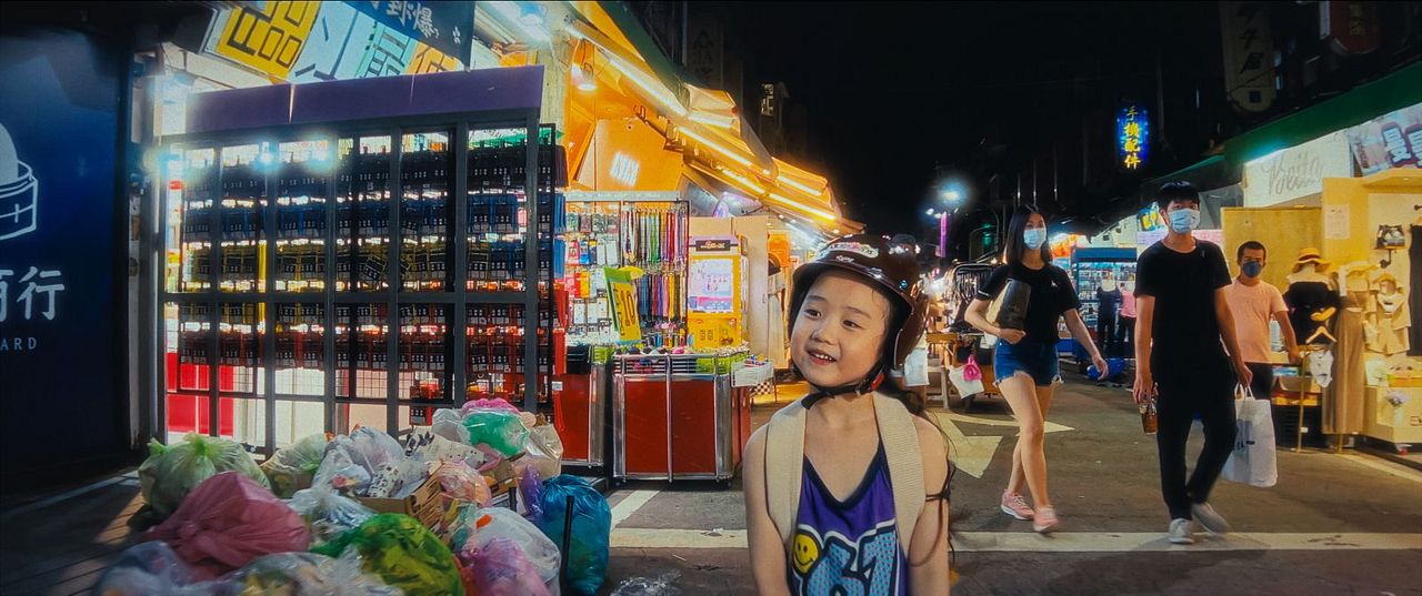 Left-Handed Girl : Photo Nina Ye