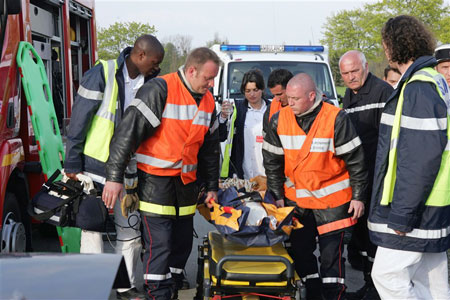 Équipe médicale d'urgence : Photo Daniel Njo Lobé, Fanny Gilles, Lionel Sautet