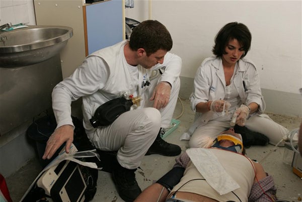 Équipe médicale d'urgence : Photo Dan Herzberg, Fanny Gilles
