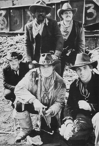 Outlaws : Photo Charles Napier, Patrick Houser, Richard Roundtree, Rod Taylor, William Lucking