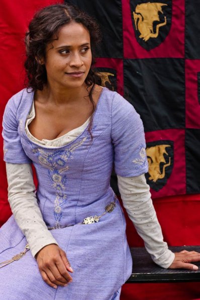 Merlin : Photo Angel Coulby