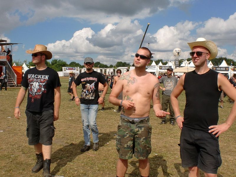 Metaller die auf Brüste starren : Photo