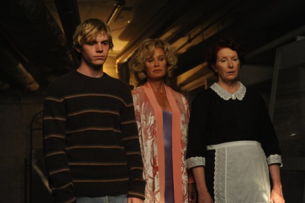 American Horror Story : Photo Evan Peters, Frances Conroy, Jessica Lange