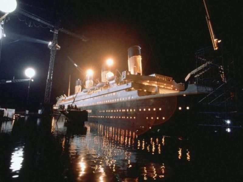 Titanic A Ans Decouvrez 30 Photos Des Coulisses D Un Tournage Epique Detail De La Maquette Du Titanic Dont Les Proportions Sont Fideles A 90 Allocine
