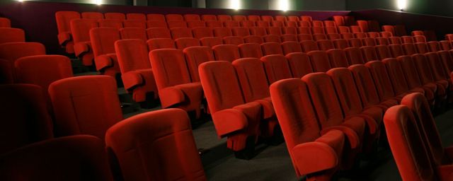 Au Fait Pourquoi Les Fauteuils De Cinema Sont Souvent Rouges Actus Cine Allocine