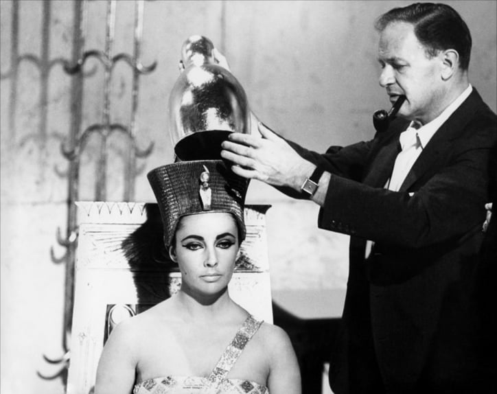 Joseph L. Mankiewicz couronne Elizabeth Taylor sur le tournage de "Cléopâtre"