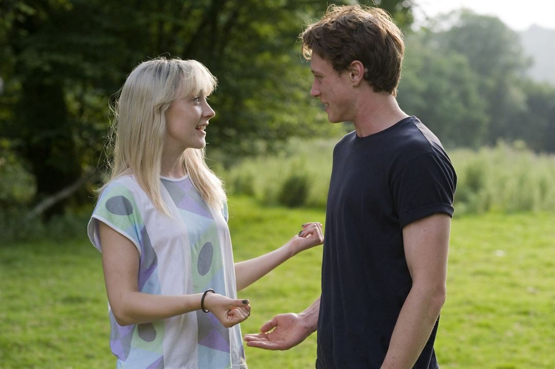 How I Live Now (Maintenant c'est ma vie) : Photo George MacKay, Saoirse Ronan