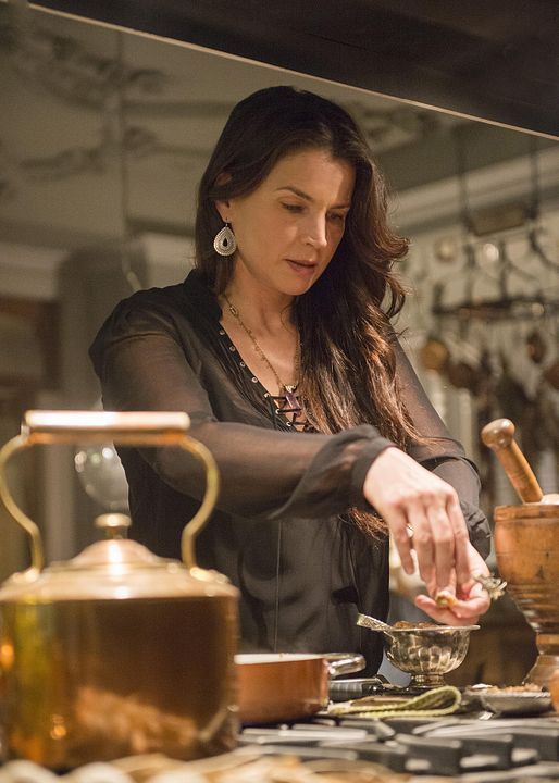 Witches of East End : Photo Julia Ormond