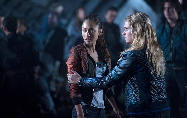 Les 100 : Photo Lindsey Morgan, Eliza Taylor