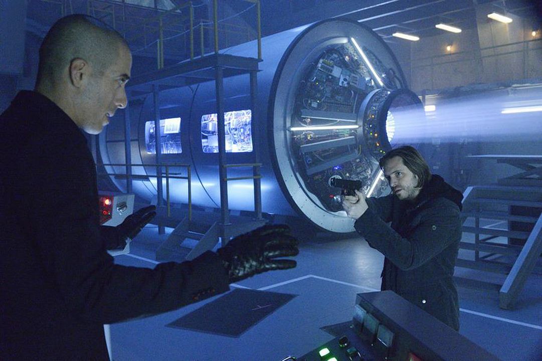 12 Monkeys : Photo Kirk Acevedo, Aaron Stanford