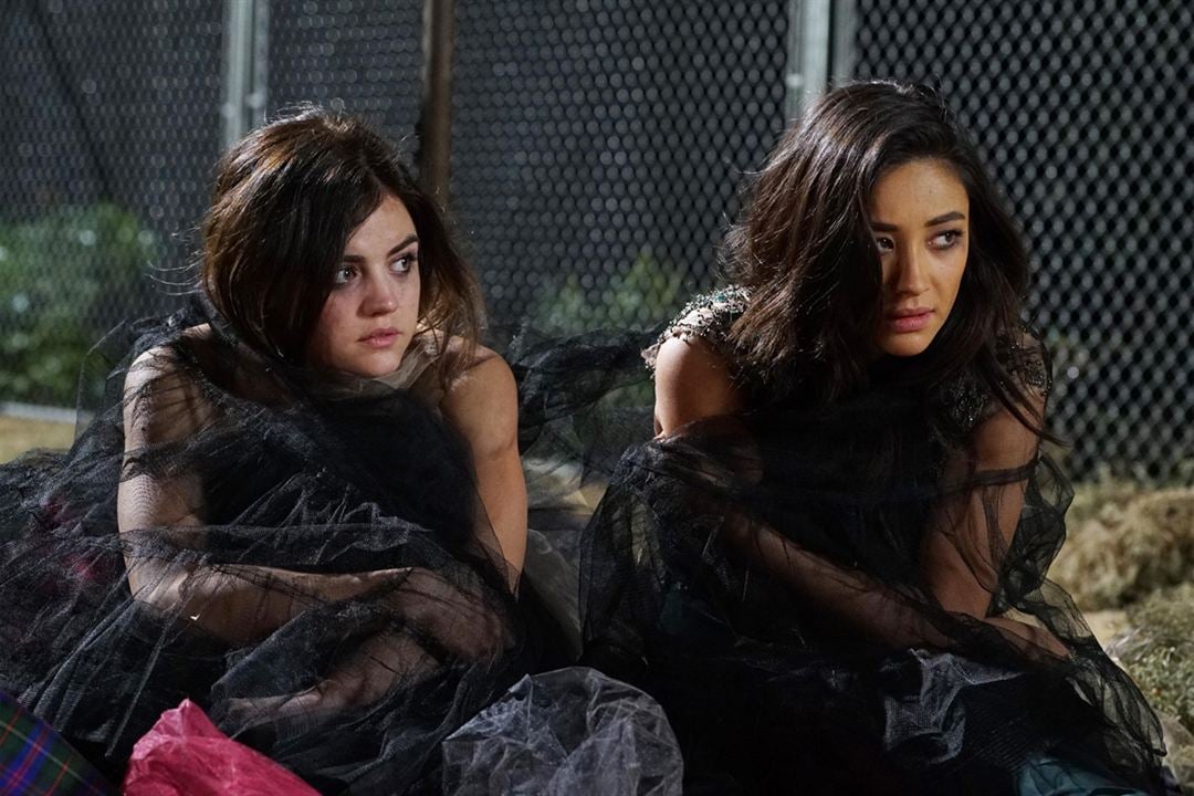 Pretty Little Liars : Photo Lucy Hale, Shay Mitchell