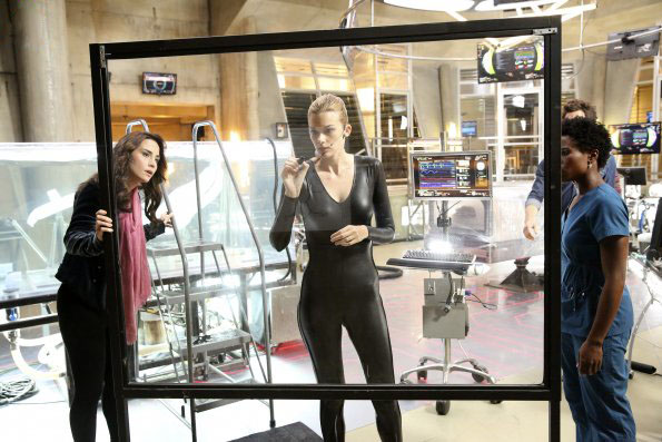 Stitchers : Photo Emma Ishta, Allison Scagliotti, Sola Bamis