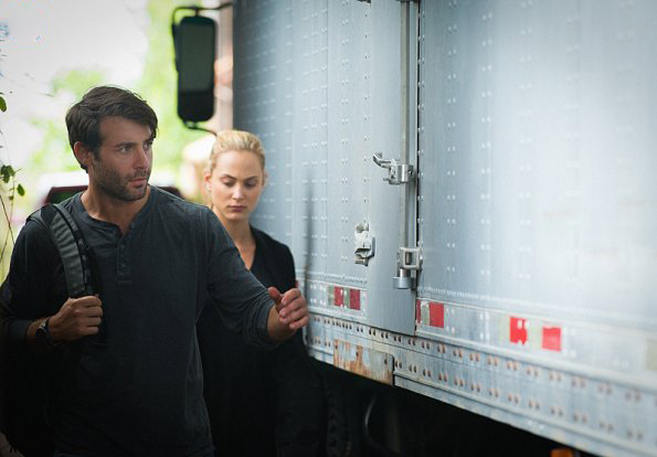 Zoo : Photo Nora Arnezeder, James Wolk