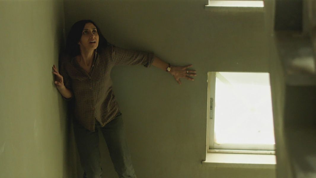 Under The Shadow : Photo