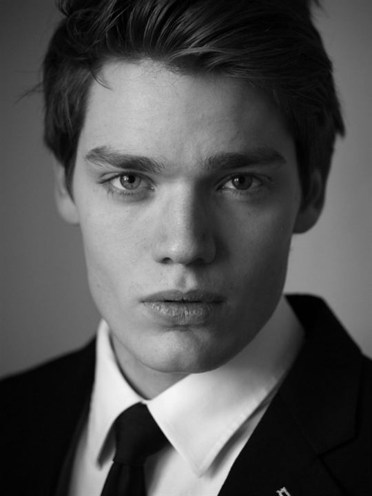 Affiche Dominic Sherwood