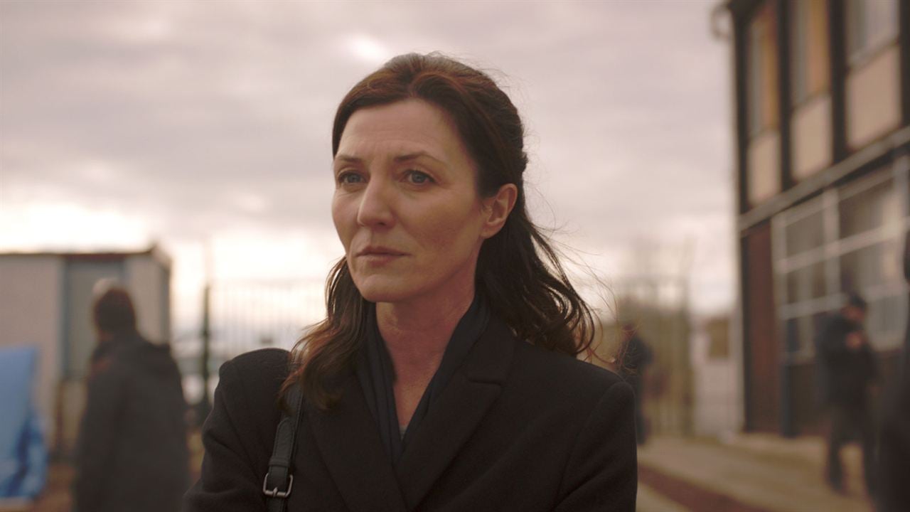 Crossing Lines : Photo Michelle Fairley