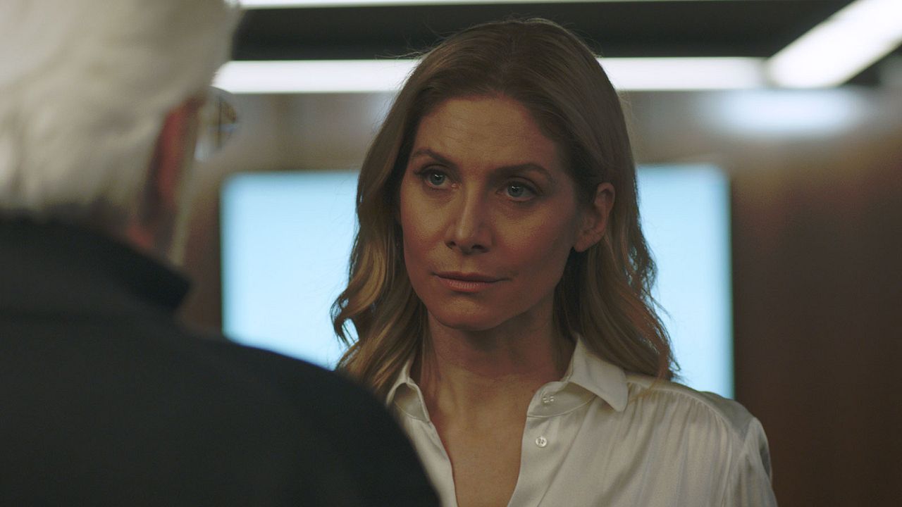 Crossing Lines : Photo Elizabeth Mitchell