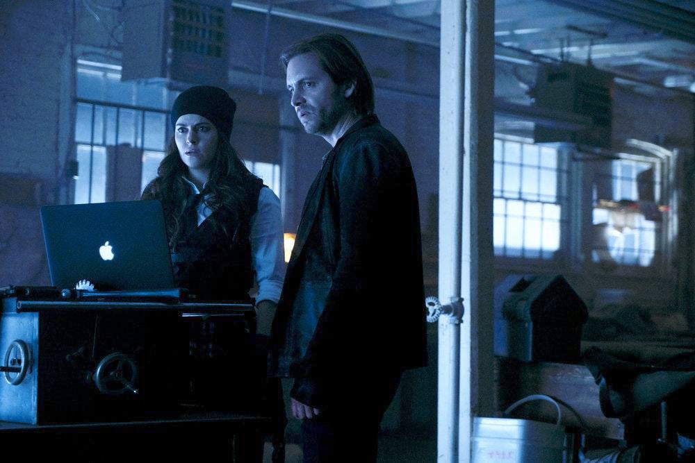 12 Monkeys : Photo Emily Hampshire, Aaron Stanford