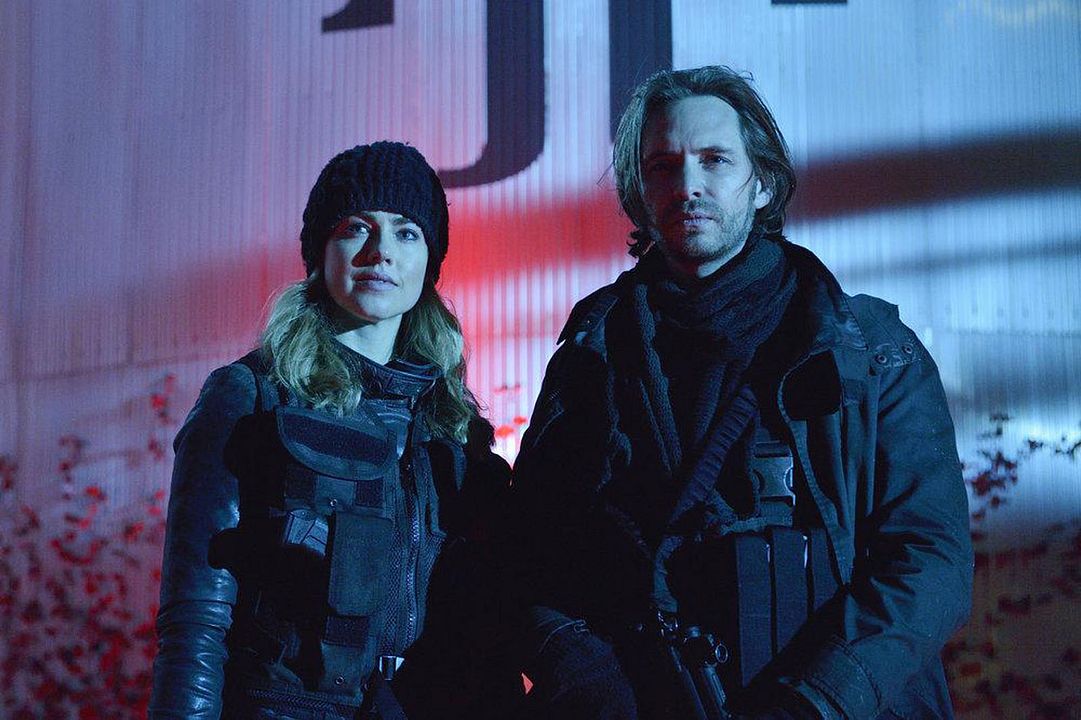 12 Monkeys : Photo Aaron Stanford, Amanda Schull