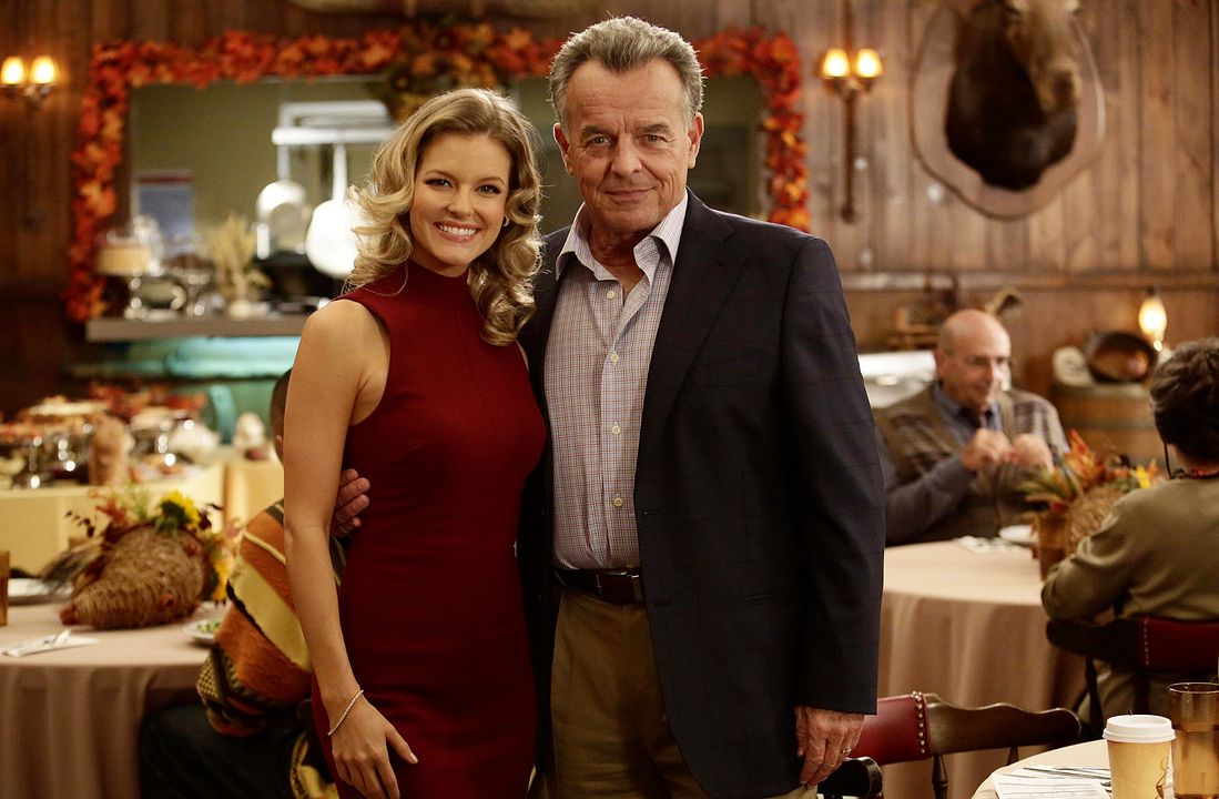 Bienvenue chez les Huang : Photo Ray Wise, Chelsey Crisp