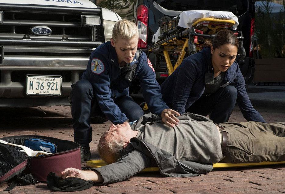 Chicago Fire : Photo Monica Raymund, Kara Killmer