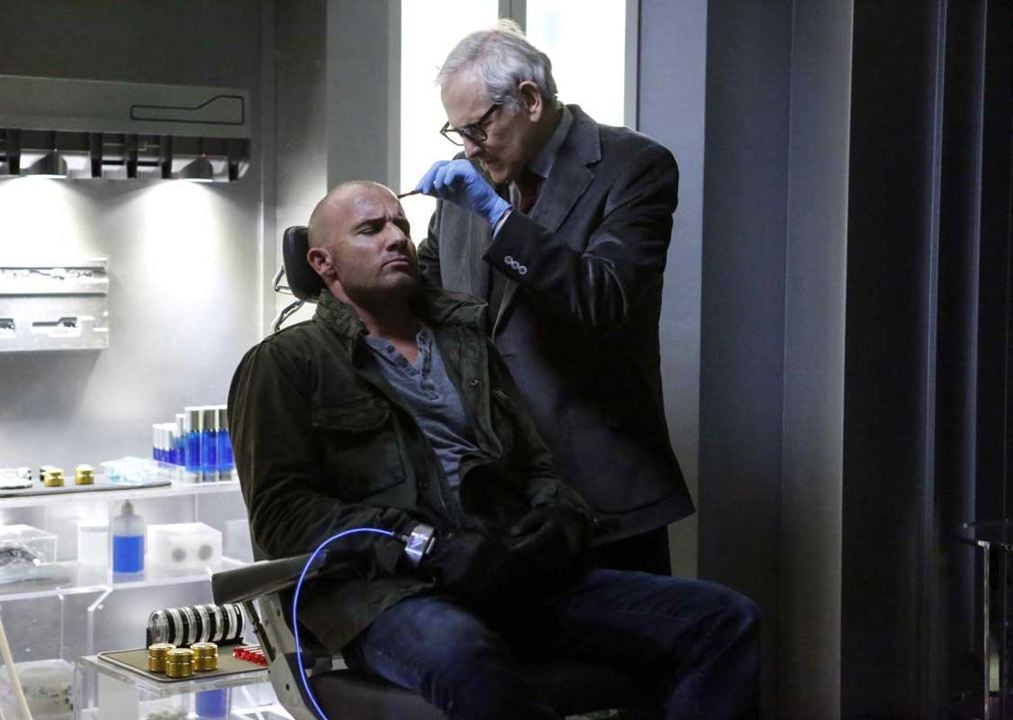 DC's Legends of Tomorrow : Photo Dominic Purcell, Victor Garber