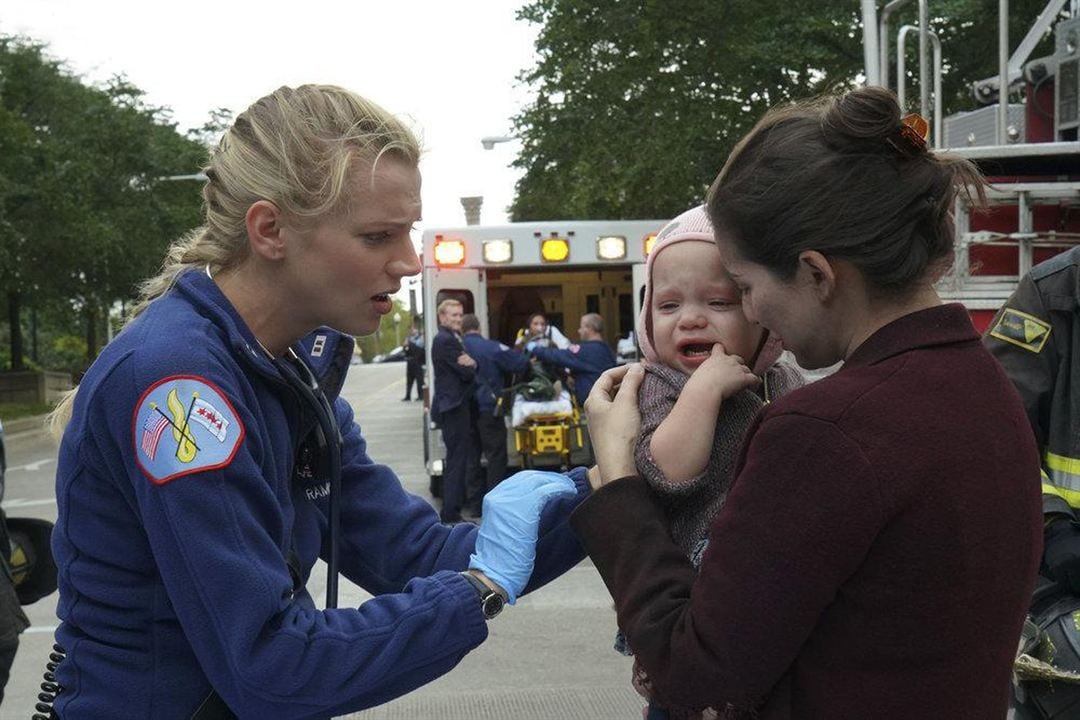 Chicago Fire : Photo Rose Sengenberger, Kara Killmer