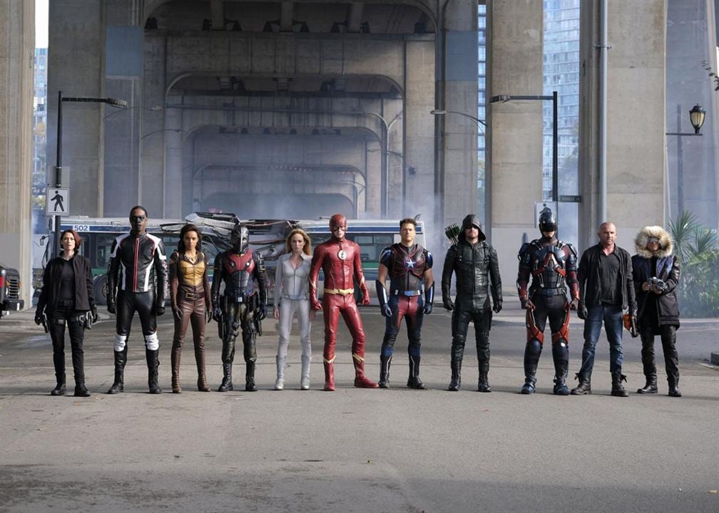 DC's Legends of Tomorrow : Photo Dominic Purcell, Nick Zano, Stephen Amell, Caity Lotz, Grant Gustin, Echo Kellum, Rick Gonzalez, Maisie Richardson-Sellers, Chyler Leigh, Wentworth Miller, Brandon Routh