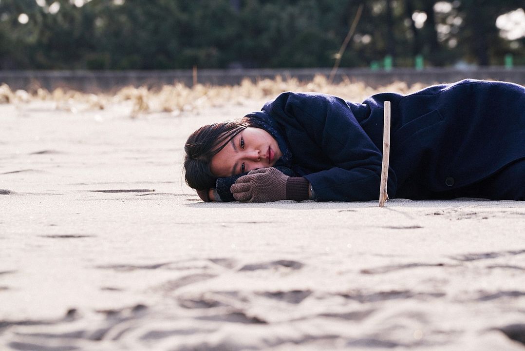 Seule sur la plage la nuit : Photo Kim Min-Hee