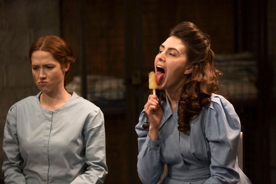 Unbreakable Kimmy Schmidt : Photo Lauren Adams, Ellie Kemper