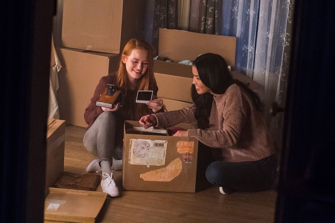 Polaroid : Photo Madelaine Petsch, Erika Prevost