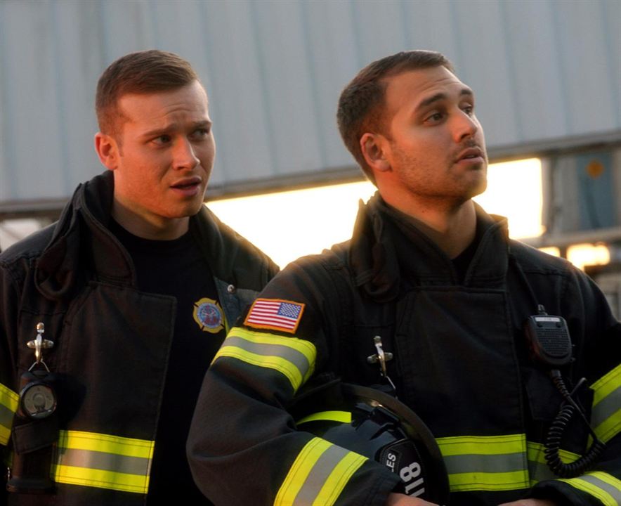 9-1-1 : Photo Oliver Stark, Ryan Guzman