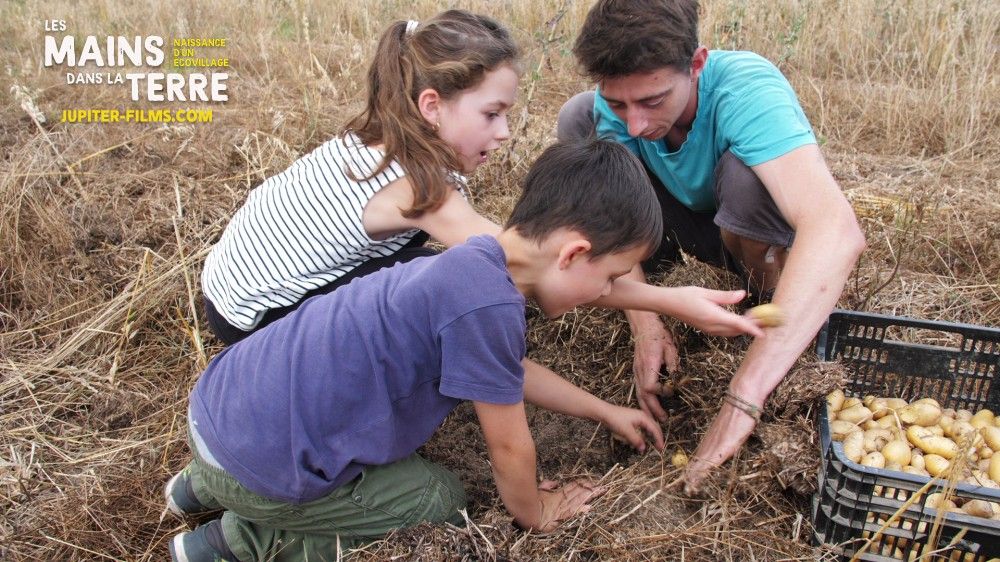 Les Mains dans la Terre, Naissance d'un écovillage : Photo