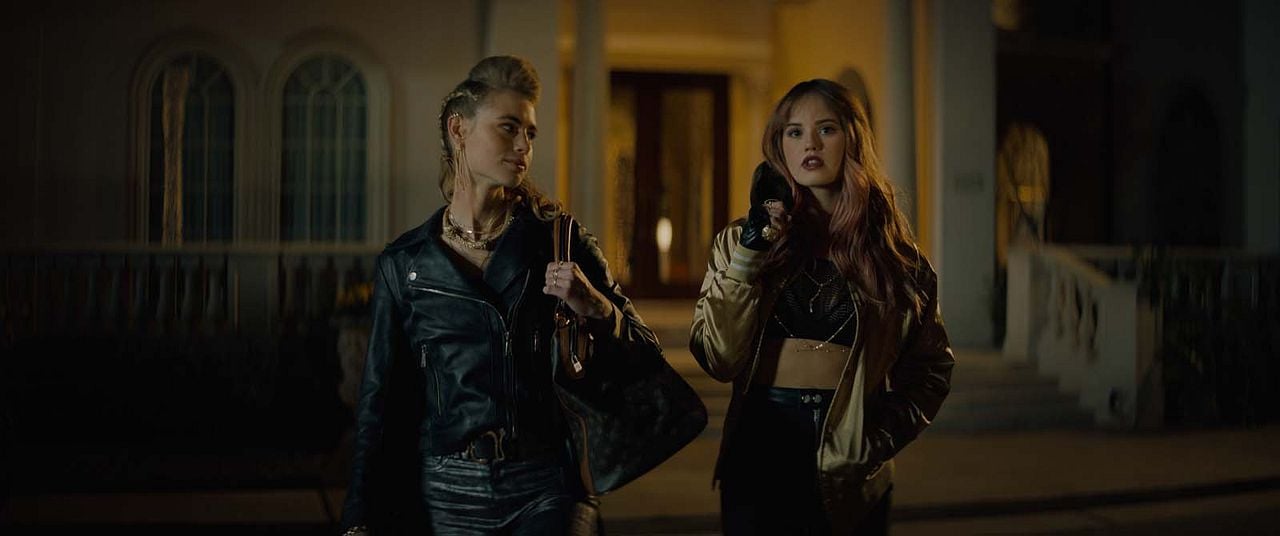 Night Teeth : Photo Debby Ryan, Lucy Fry