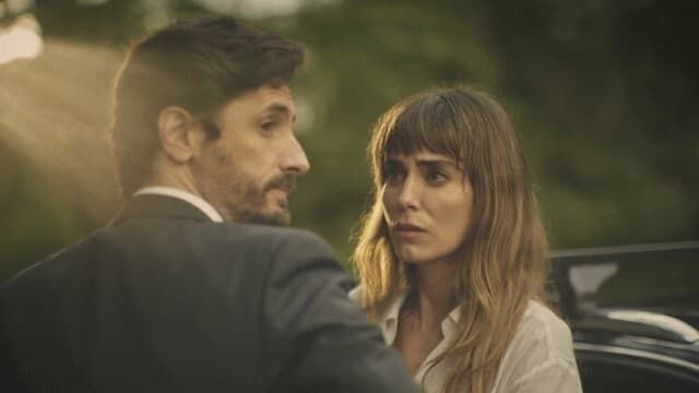 Poster Tout le monde ment saison 1 - Affiche 13 sur 39 - AlloCiné