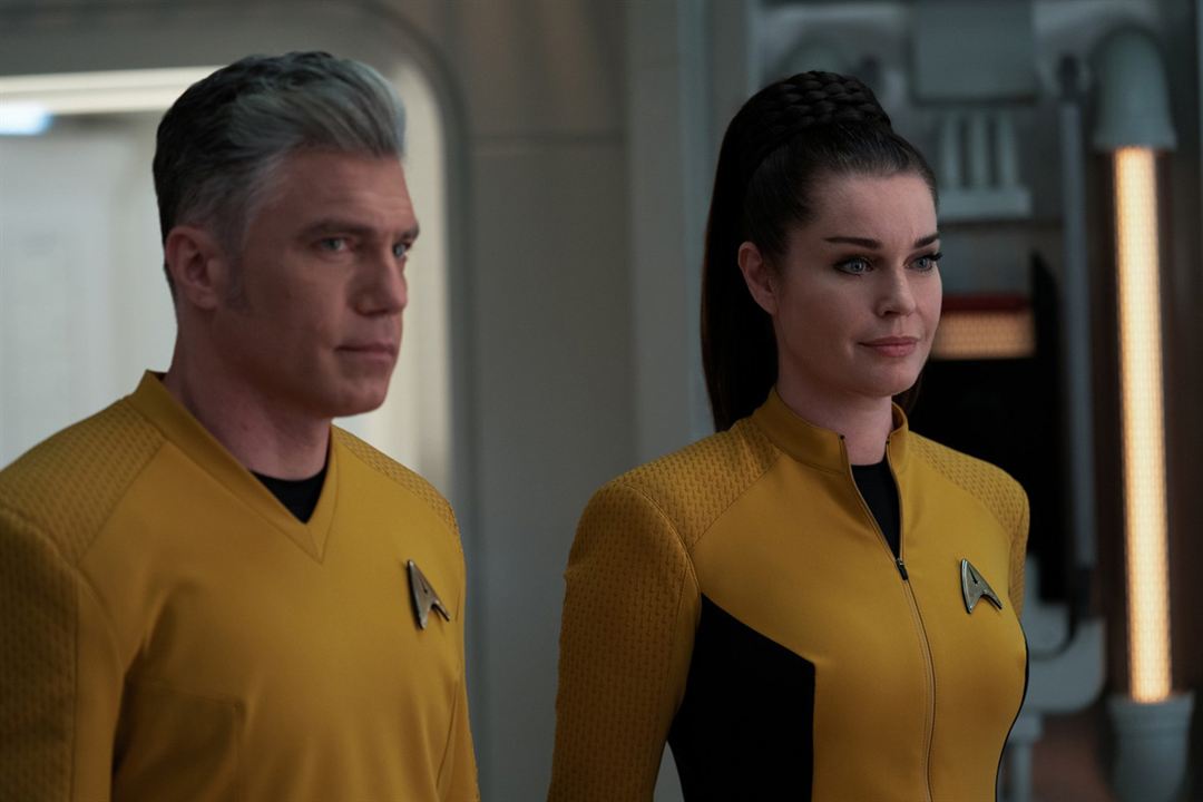 Star Trek: Strange New Worlds : Photo Rebecca Romijn, Anson Mount
