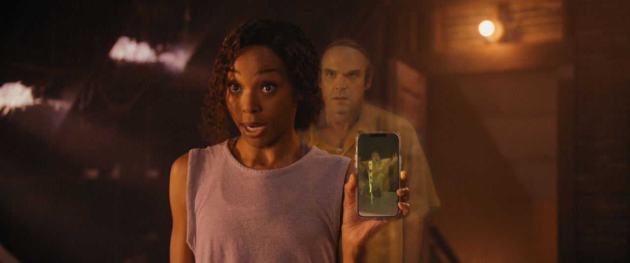 We Have a Ghost : Photo Erica Ash, David Harbour