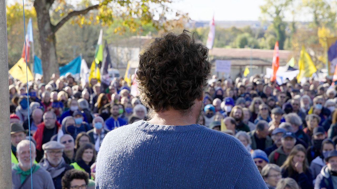 De l'eau jaillit le feu : Photo