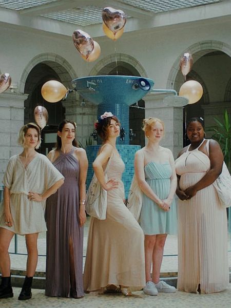 Affiche du film Des jeunes filles enterrent leur vie