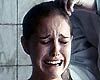 "Interrogatoire" - Evey Hammond (Natalie Portman) est interrogée par la police sur le mystérieux V.