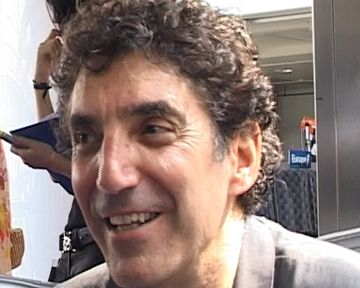 Chuck Lorre, le créateur de "Mon Oncle Charlie", évoque la personnalité de Charlie Sheen et souligne les différences entre son personnage de Charlie et le tempérament de l'acteur...