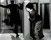 "La maison du rire" - Charlot (Charlie Chaplin) poursuivi dans une fête foraine...