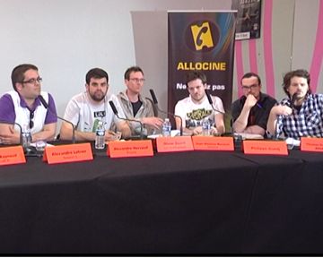 Débat autour du thème : "Les séries feuilletonnantes sont; elles mortes ?" Victimes, ou responsables, de leur baisse d'audience généralisée, ces shows traversent une mauvaise passe. Est; elle définitive ou passagère ? Le constat est; il aussi simple ? Existe; t; il des contre; exemples ? Peut; on tirer les mêmes conclusions aux Etats; Unis et en France ou chez nos cousins anglais ?     ; C'est à toutes ces questions que devront répondre les intervenants suivants : Philippe Guedj(NoWatch.net), Alexandre Hervaud (Ecrans.fr), Olivier Joyard (Les Inrocks), Alexandre Letren (Season 1), Manuel Raynaud (Spin; off.fr) et Jean; Maxime Renault (AlloCiné)