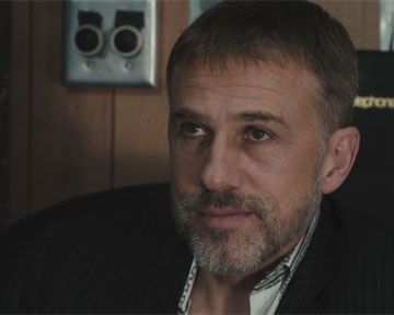 "Le costume" - Tupper (Edward Furlong) explique à Chudnofsky (Christoph Waltz) ce qu'il a vu du Green Hornet. 