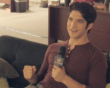 Interview réalisée sur le tournage de la saison 2 de "Teen Wolf" - Tyler Posey, l'interprète de Scott, nous parle des nouveaux épisodes, de l'évolution de son personnage, de son entraînement physique, du clip réalisé par Drew Barrymore dans lequel il a joué...