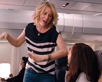 "Décontraction totale" - Annie (Kristen Wiig), encore sous l'effet de l'alcool et des médicaments, semble bien plus détendue...