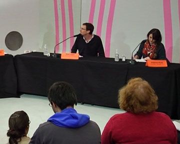 Version Intégrale de la Table Ronde AlloCine organisée dans le cadre du Festival Séries Mania du Forum des Images de Paris, le Lundi 16 avril 2012."Une série peut-elle être politique ?" Telle est la question posée aux spécialistes Séries invités: Delphine Rivet (Journaliste pour Reviewer.fr), Amandine Prié (Co-Auteur du Blog "Des series et des Hommes" et co-auteur du livre "Créatures ! : Les monstres des séries télé"), Olivier Joyard (Journaliste aux Inrockuptibles et auteur de documentaires sur les séries télévisées) et Manuel Raynaud (Co-fondateur de Spin-Off.fr).