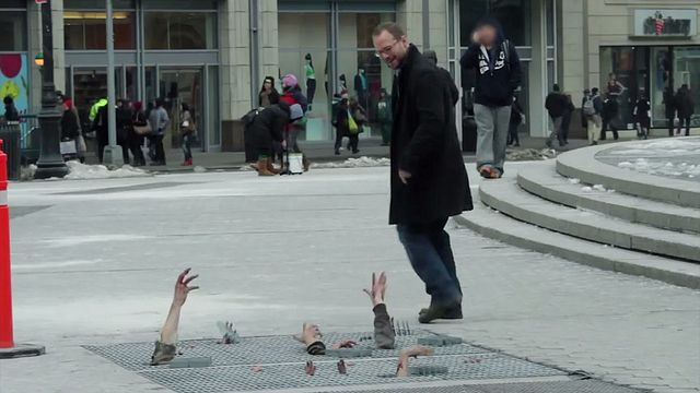 Pour la saison 4 de Walking Dead, AMC a décidé de faire peur aux passants new-yorkais, en dissimulant des zombies en pleine ville. Un conseil : faites attention où vous mettez les pieds.