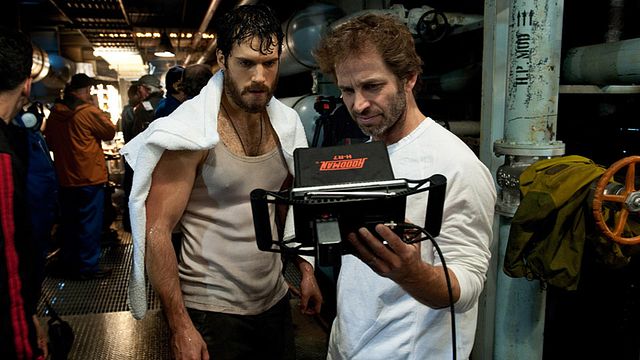 Zack Snyder s'explique sur l'origine de "Batman vs Superman"; Pas de crossover entre Avengers et Peter Parker; le point sur "The Goon"; un extrait de Godzilla...